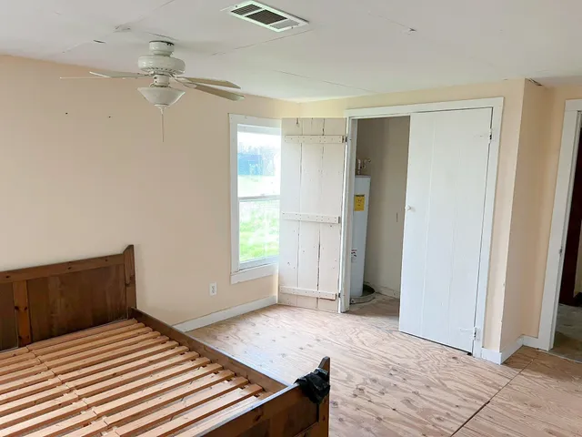 a view of livingroom with furniture