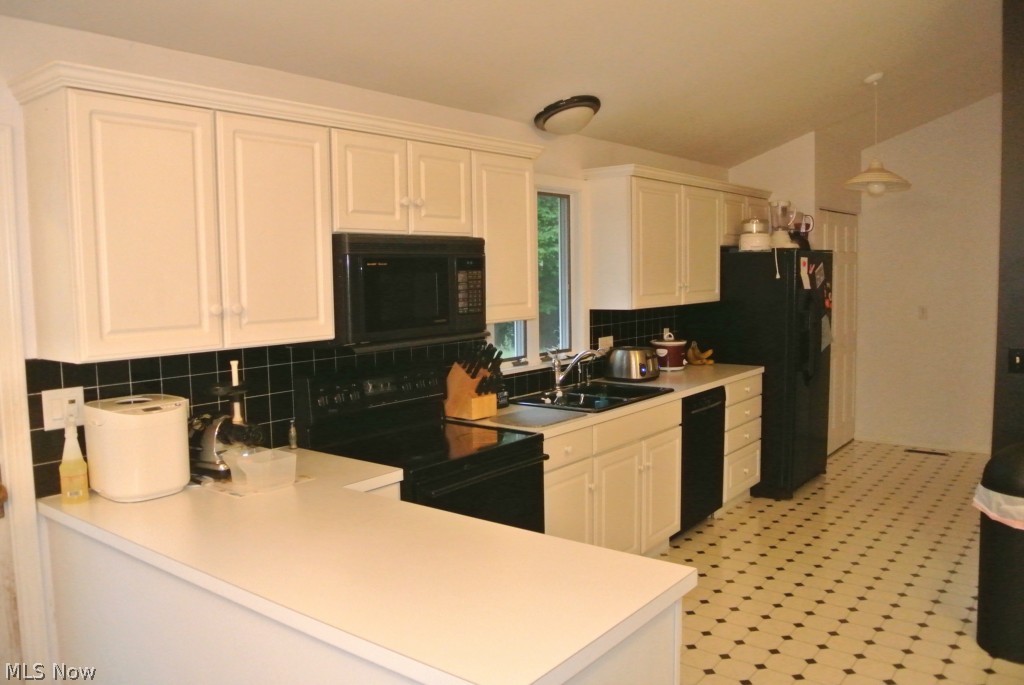 4793 Young Road Stow, OH 44224 - Photo 5 of 22 Large house kitchen
