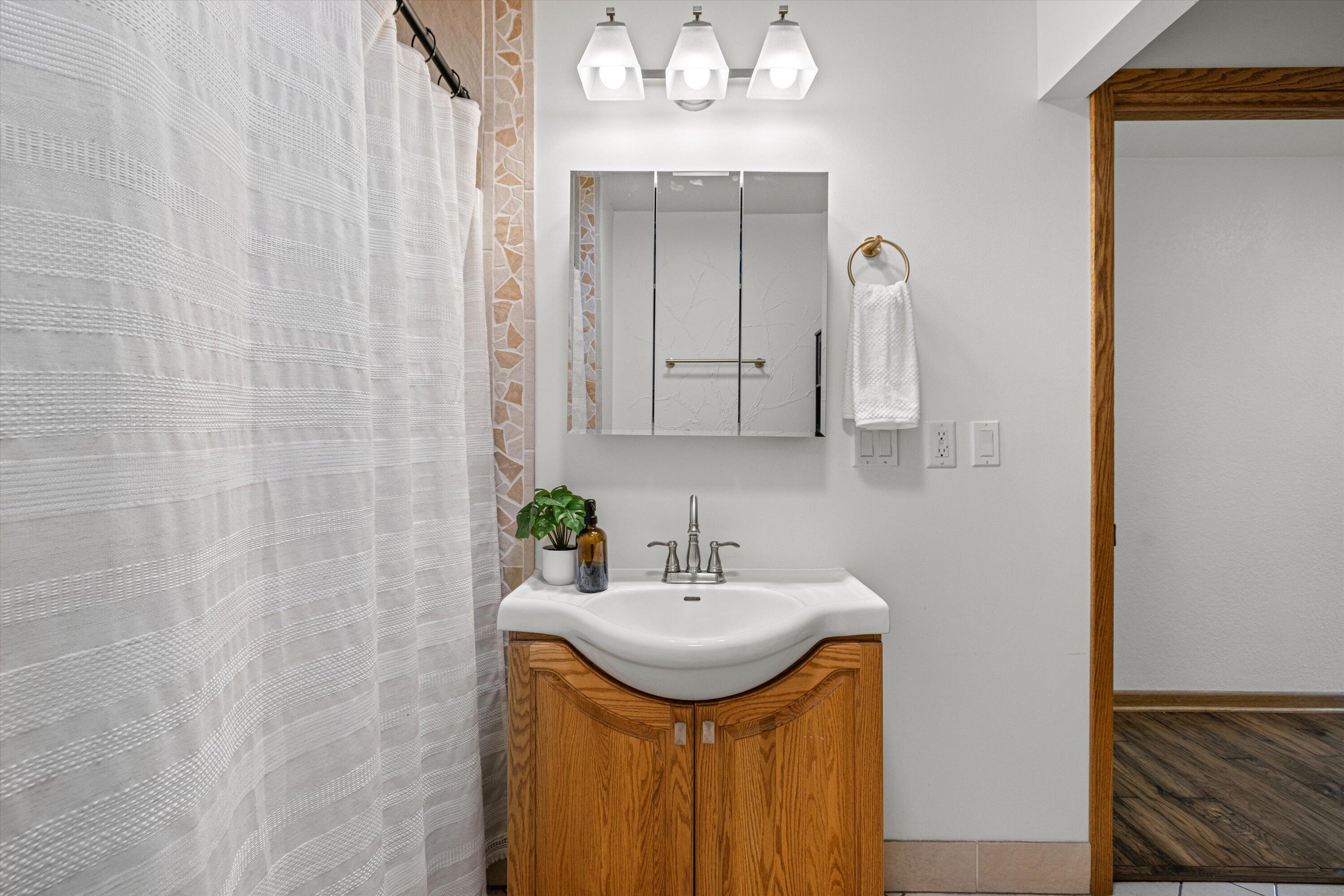 420 Racine Street, Unit 107 Waterford, WI 53185 - Photo 23 of 30 Full bathroom