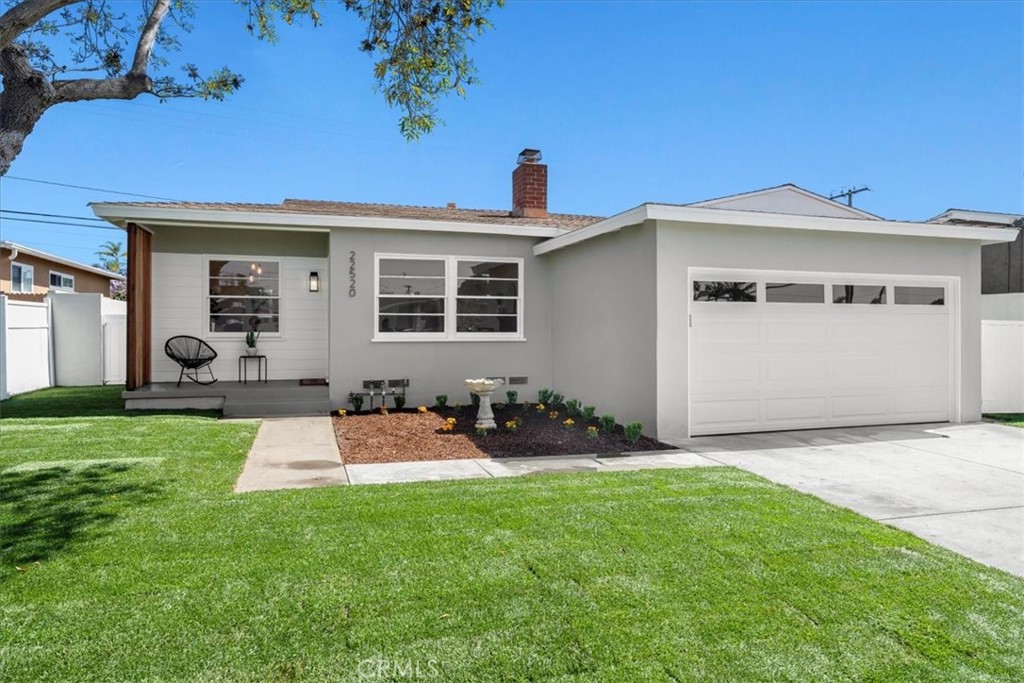 a view of a house with backyard