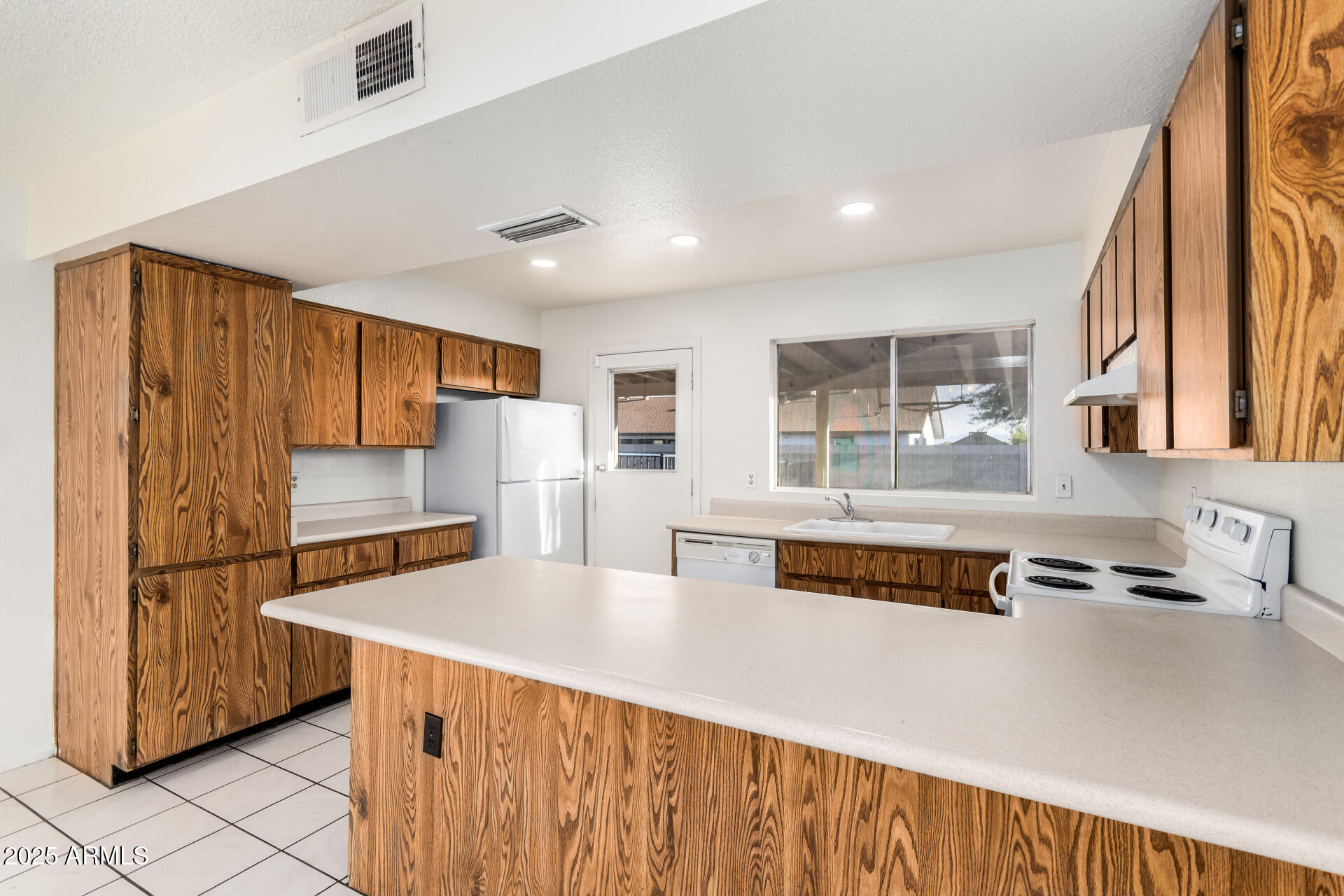 7133 West Hatcher Road Peoria, AZ 85345 - Photo 14 of 28 14 - Hatcher