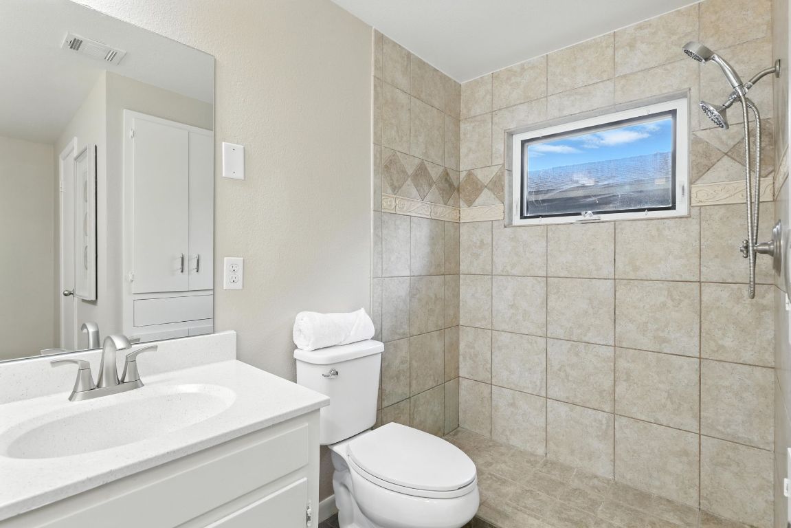 11915 River Oaks Trail Austin, TX 78753 - Photo 19 of 32 a bathroom with a toilet a sink and mirror