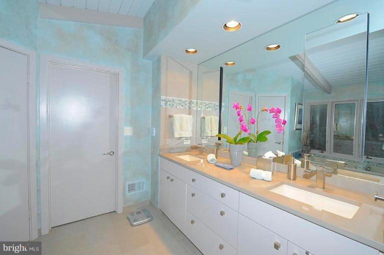 1221 Ranleigh Road McLean, VA 22101 - Photo 11 of 26 Master Bathroom