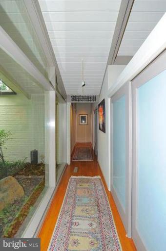 1221 Ranleigh Road McLean, VA 22101 - Photo 21 of 26 Hallway