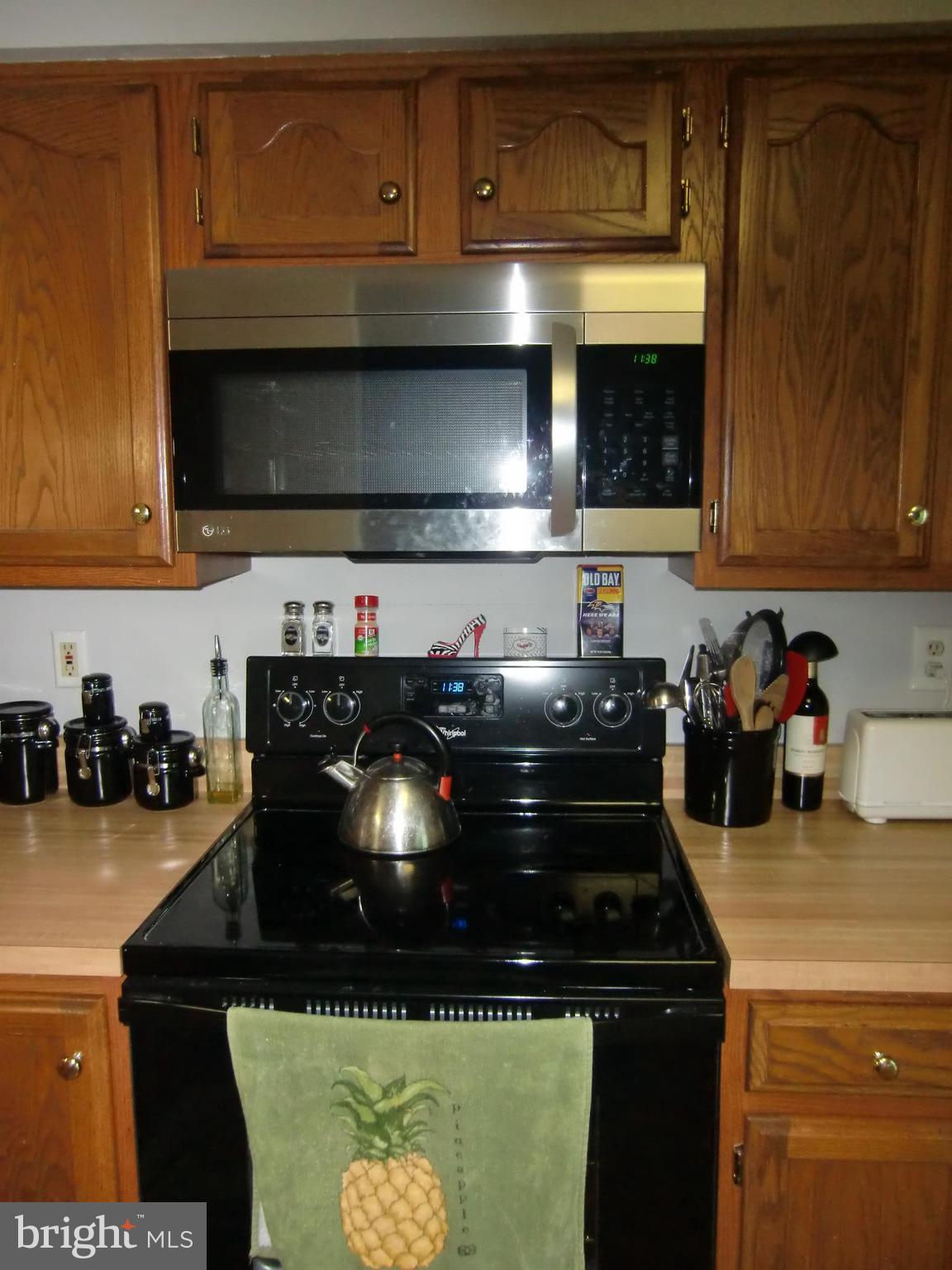 2236 Riding Crop Way Baltimore, MD 21244 - Photo 5 of 25 a kitchen with a stove and a microwave