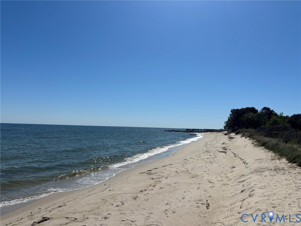 +250ft of sandy beach on the Potomac River