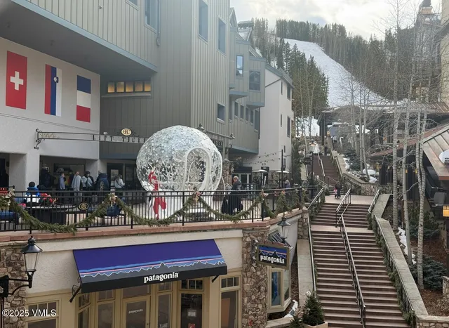 a view of entryway and hall