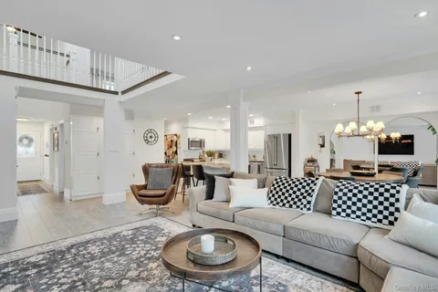 $1,069,000 | 54 Estate Court, Unit 54, Woodbury, NY 11797