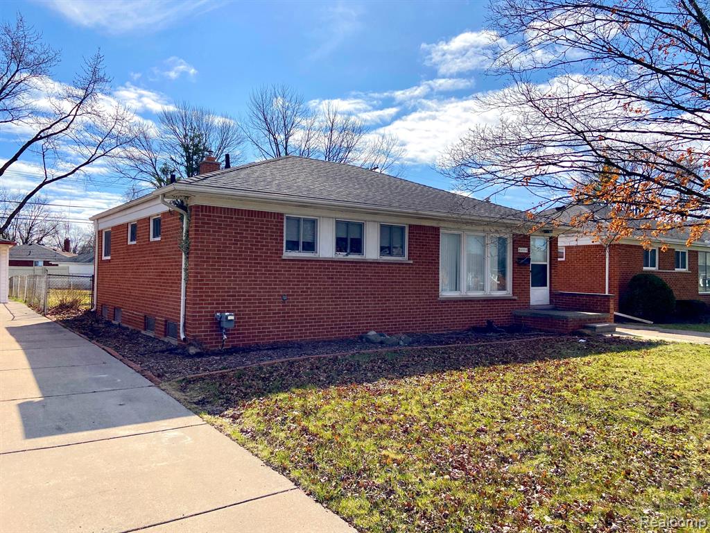 24286 Roxana Avenue Eastpointe, MI 48021 - Photo 2 of 37