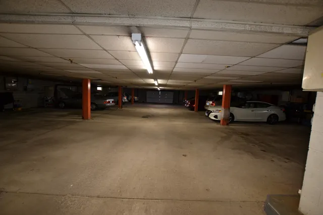 $189,000 | 9620 South Komensky Avenue, Unit 305, Oak Lawn, IL 60453