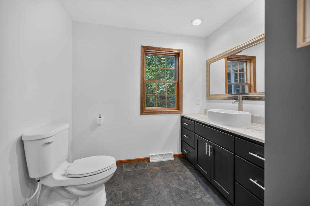 W28184 Bills Valley Road Arcadia, WI 54612 - Photo 12 of 57 Primary en suite