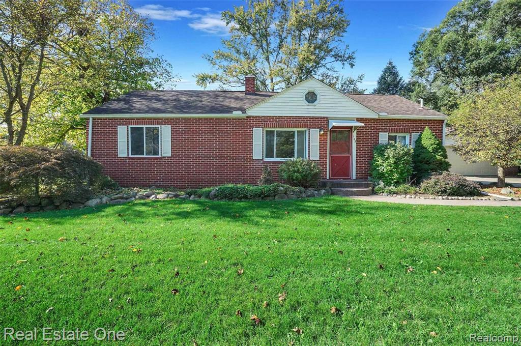 125 Shadywood Road Rochester Hills, MI 48307 - Photo 1 of 24