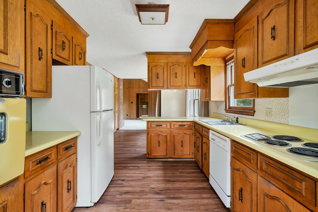 157 Crescent Road Greenwood, SC 29649 - Photo 9 of 30 Gallery Image 9
