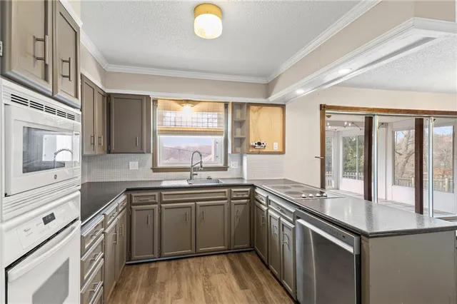 $365,000 | 602 Southwest Murray Road, Lee's Summit, MO 64081