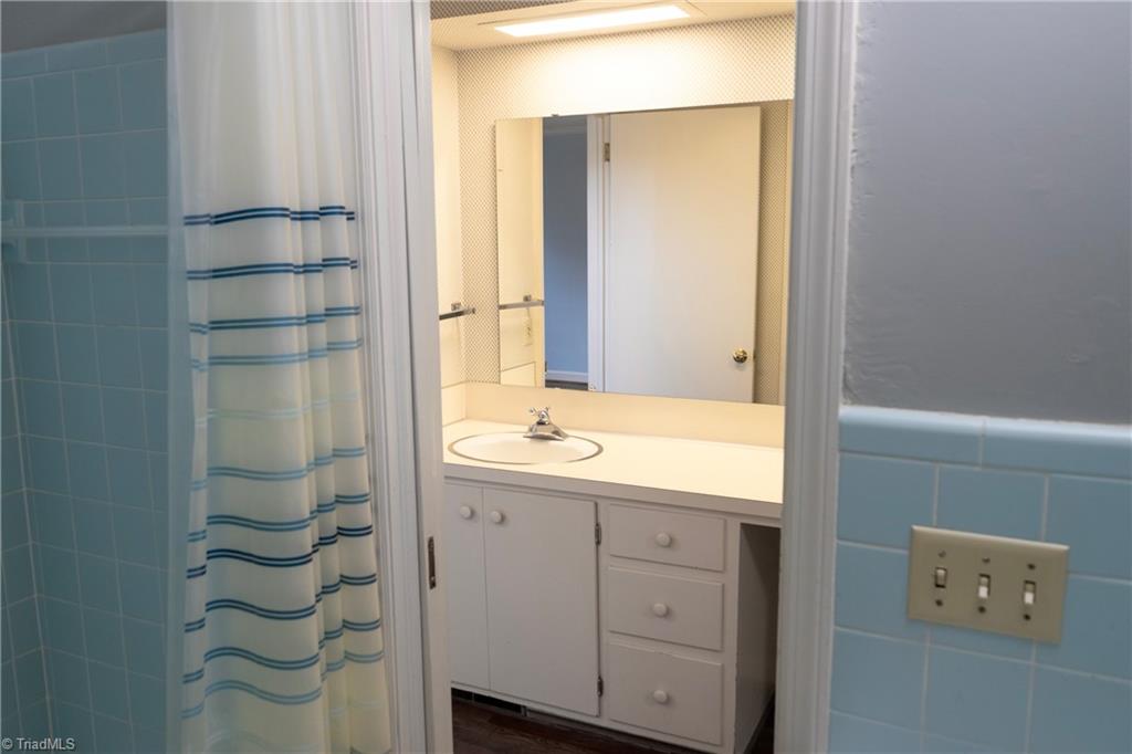 201 Partridge Lane Lexington, NC 27292 - Photo 26 of 40 Jack and Jill Bathroom