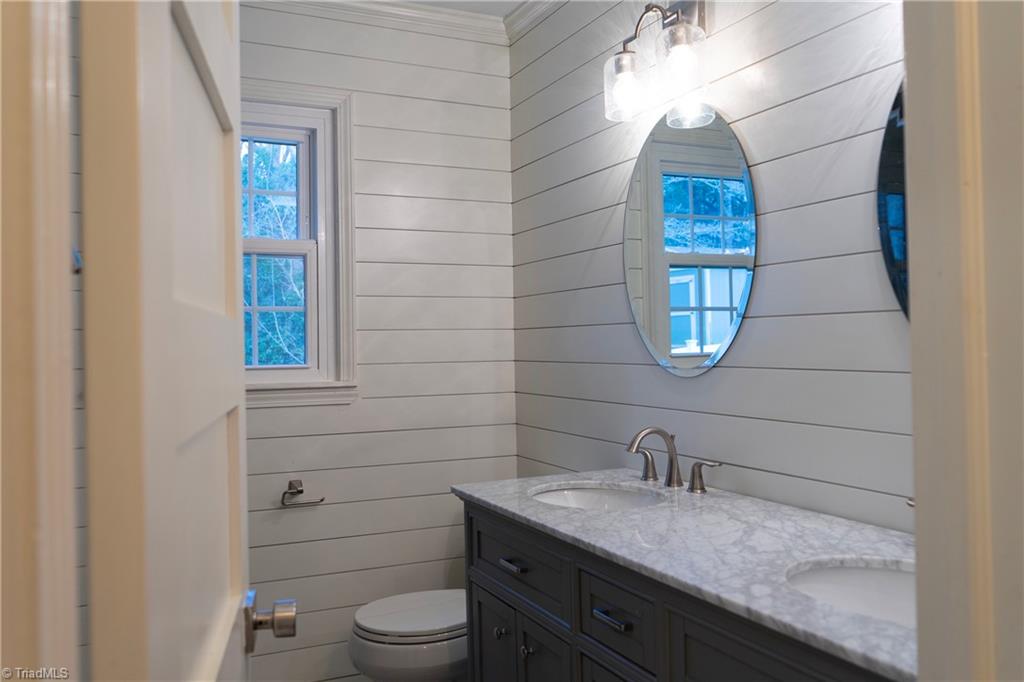 201 Partridge Lane Lexington, NC 27292 - Photo 31 of 40 Primary Bathroom En-Suite