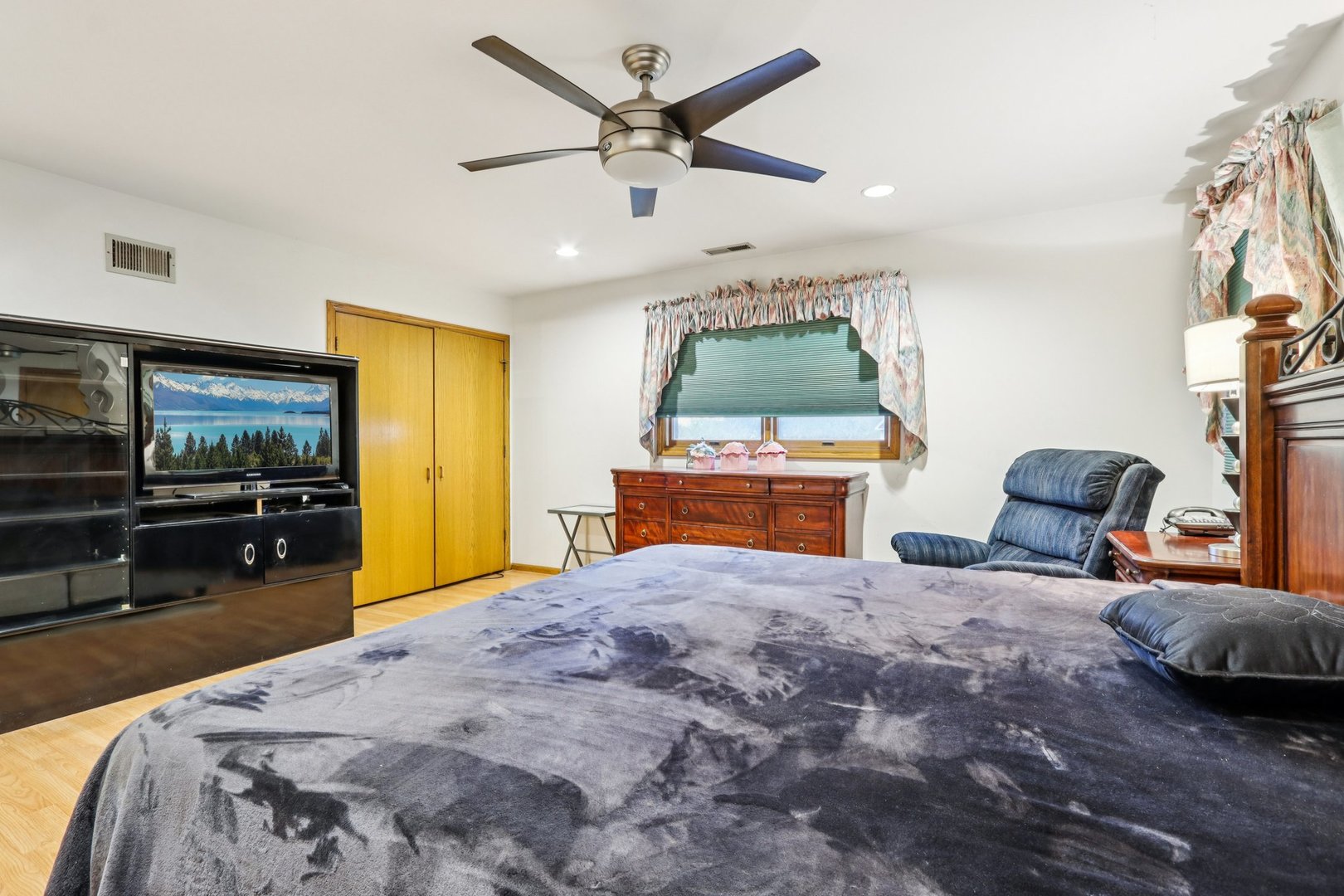 132 Tanglewood Drive Elk Grove Village, IL 60007 - Photo 18 of 42 a bed room with a bed and a television