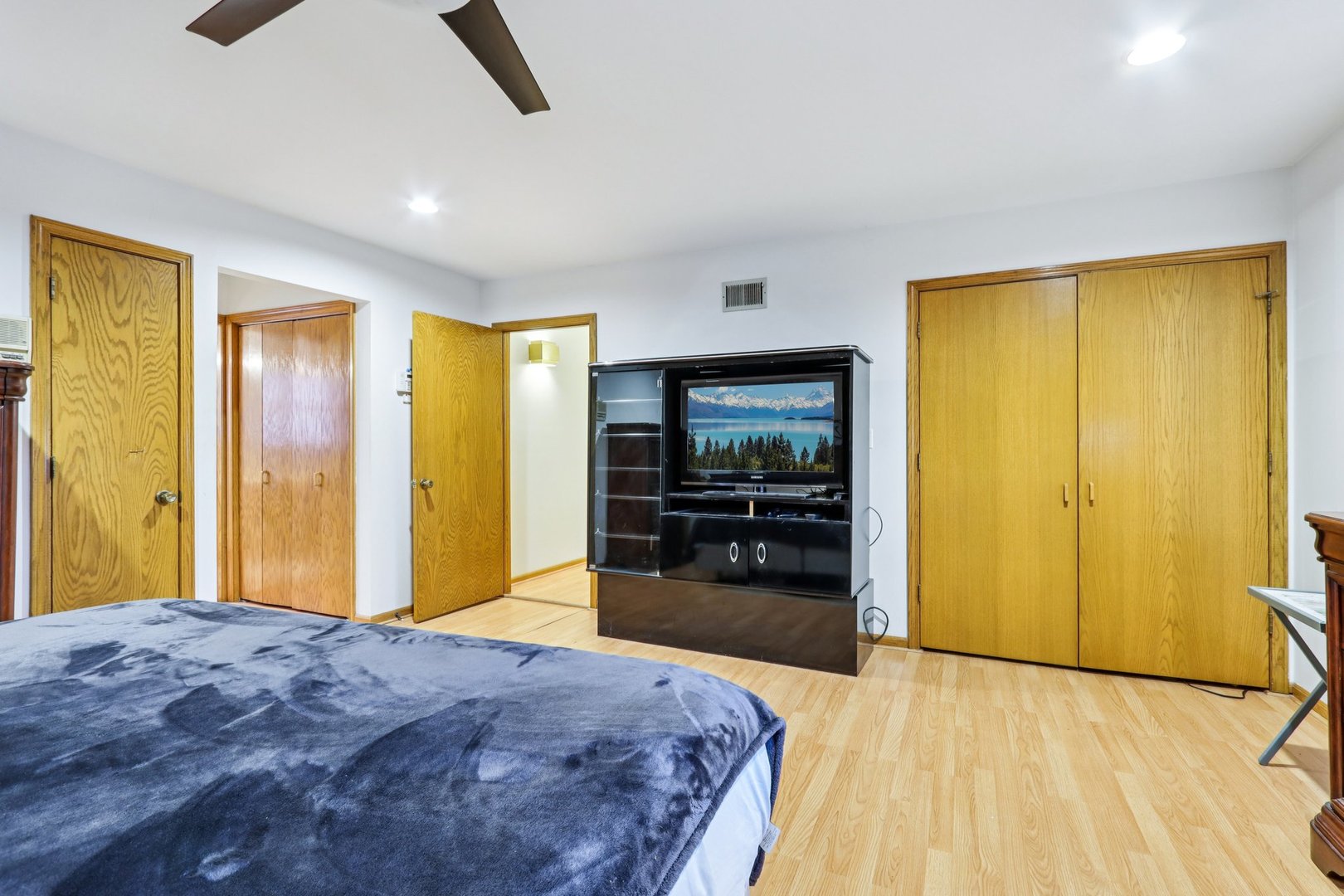 132 Tanglewood Drive Elk Grove Village, IL 60007 - Photo 20 of 42 a bedroom with a bed and dresser