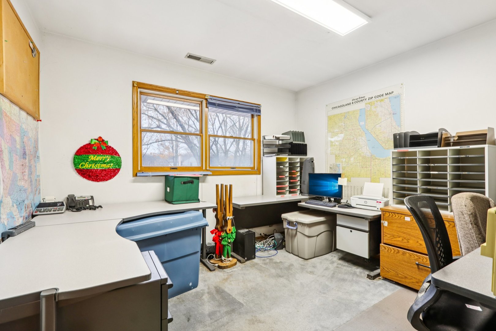 132 Tanglewood Drive Elk Grove Village, IL 60007 - Photo 28 of 42 a room with furniture a flat screen tv and a table