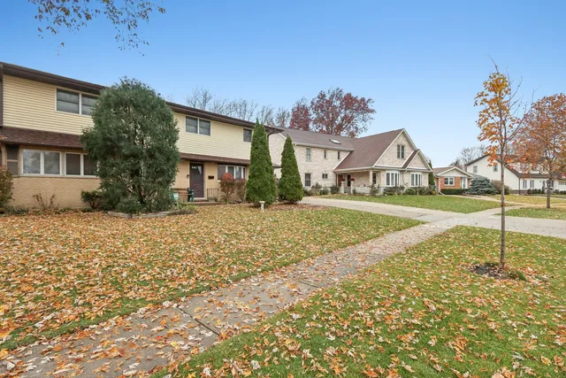 $530,000 | 132 Tanglewood Drive, Elk Grove Village, IL 60007