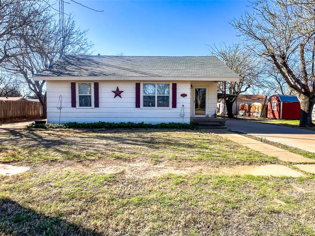 805 North 11th Street Haskell, TX 79521 - Photo 2 of 30 a front view of a house with a yard