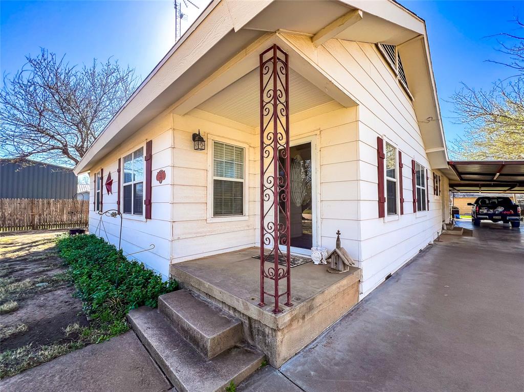 805 North 11th Street Haskell, TX 79521 - Photo 3 of 30 a front view of a house with entertaining space
