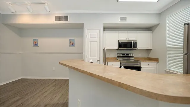 $1,900 | 5531 Rosehill Road, Unit 103, Sarasota, FL 34233