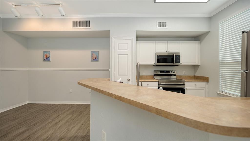 5531 Rosehill Road, Unit 103 Sarasota, FL 34233 - Photo 8 of 45