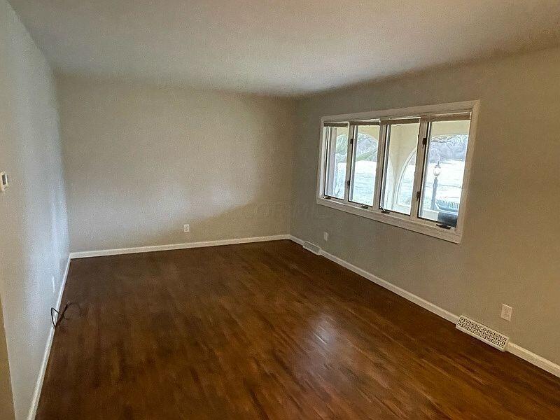 855 Wetmore Road Columbus, OH 43224 - Photo 4 of 17 Livingroom