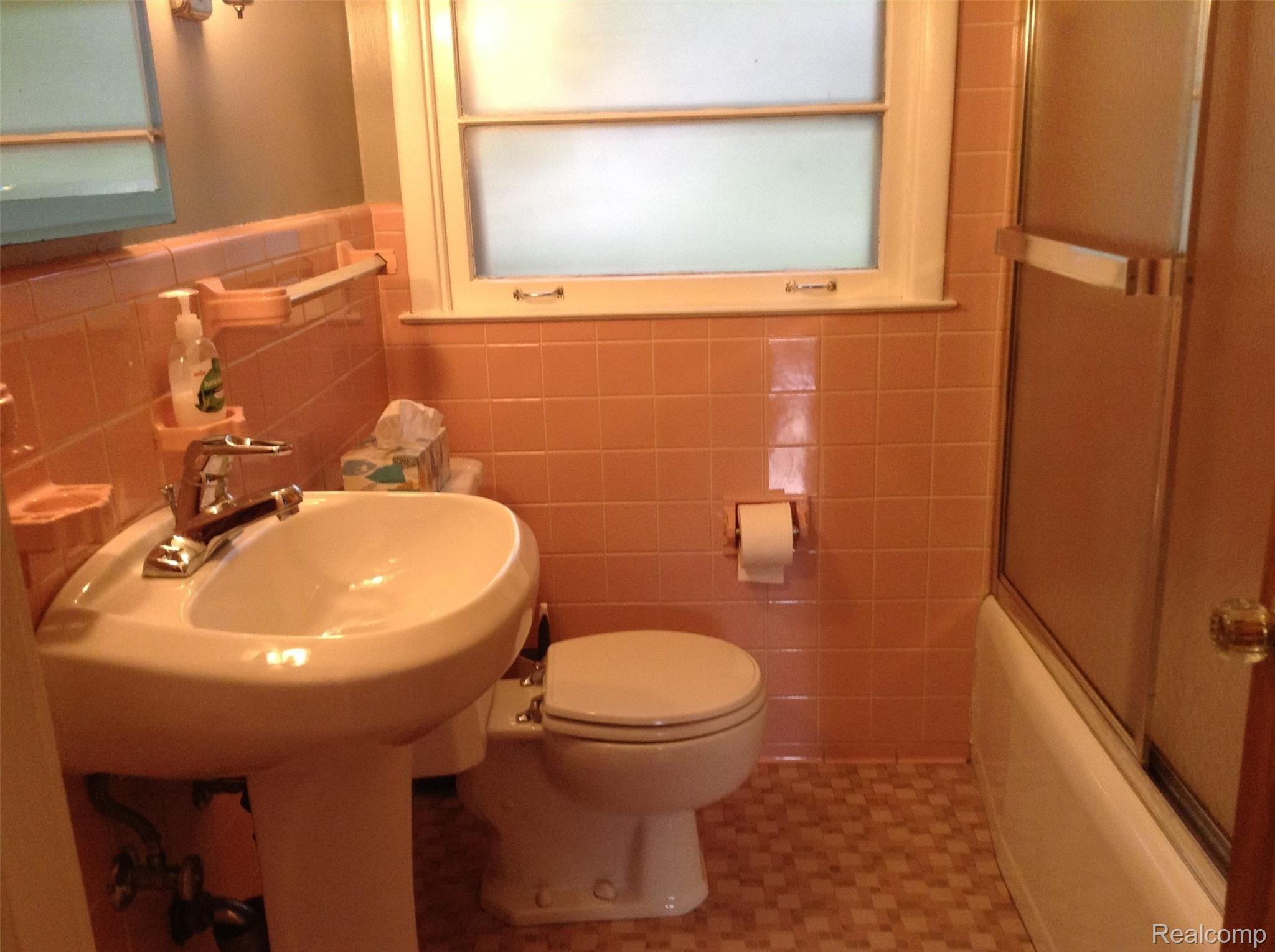 21101 Greenview Road Southfield, MI 48075 - Photo 20 of 28 8.jpg