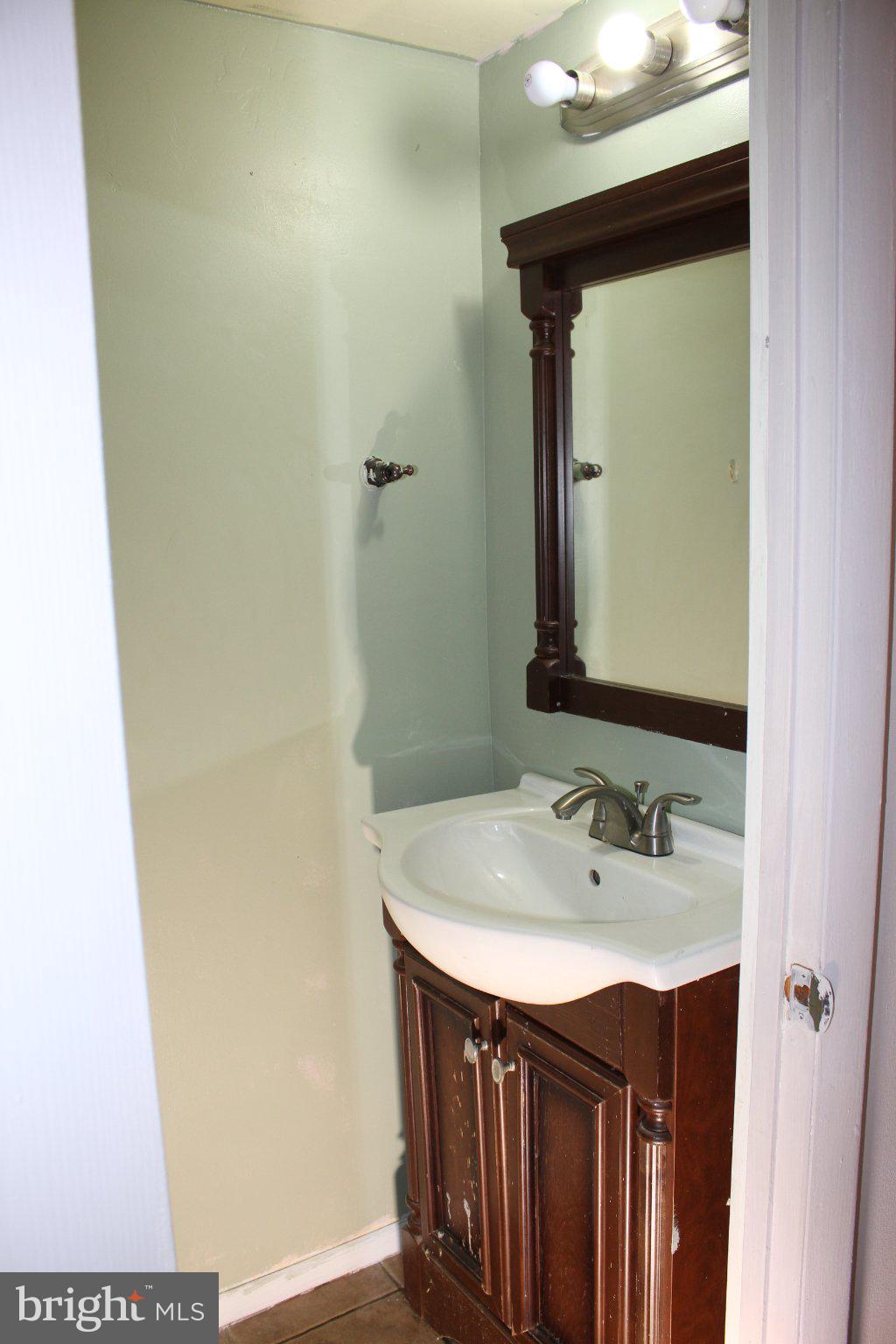 146 Oakmont Road Clementon, NJ 08021 - Photo 28 of 61 Charming compact bathroom oasis.