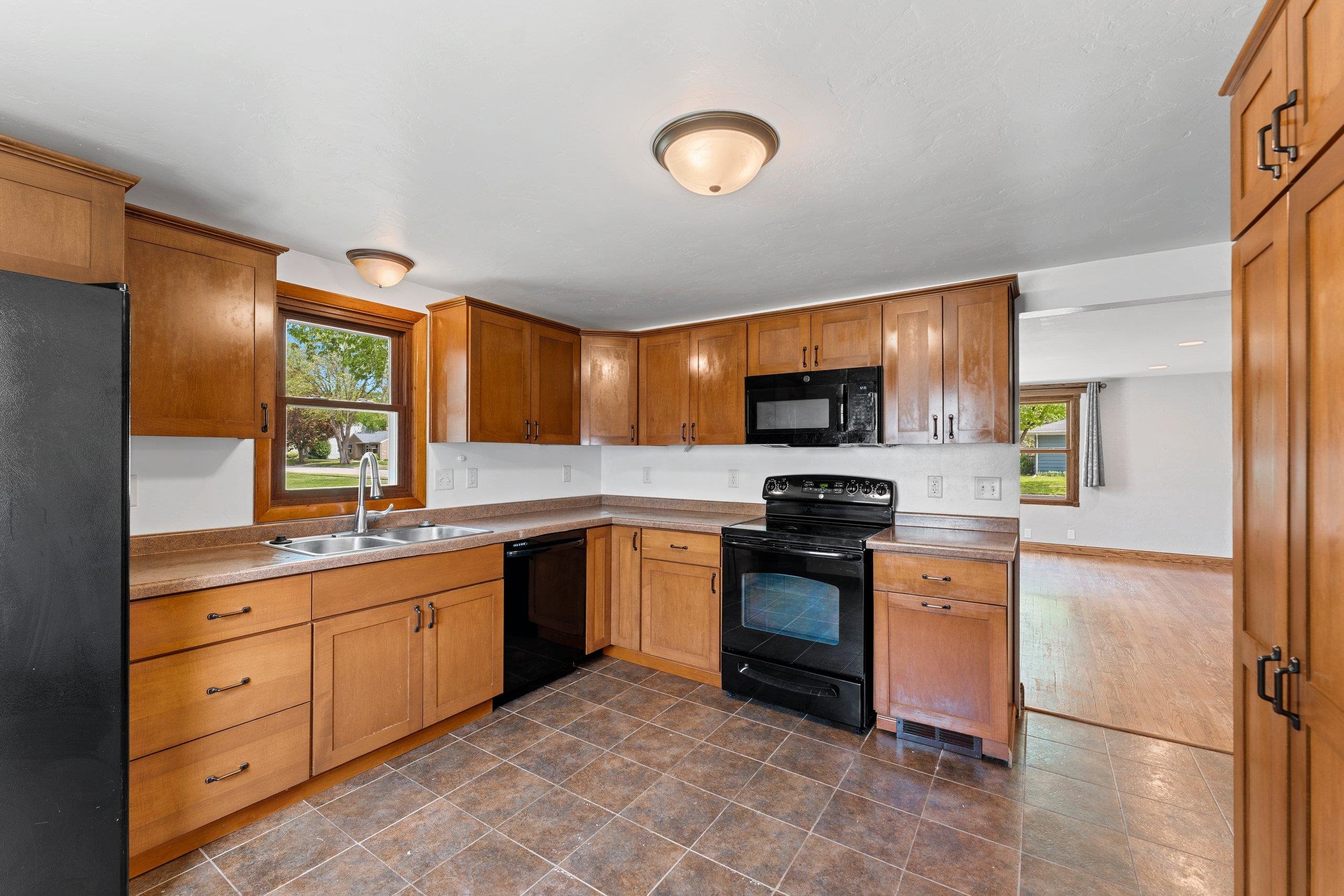 1405 West Brewster Street Appleton, WI 54914 - Photo 4 of 42