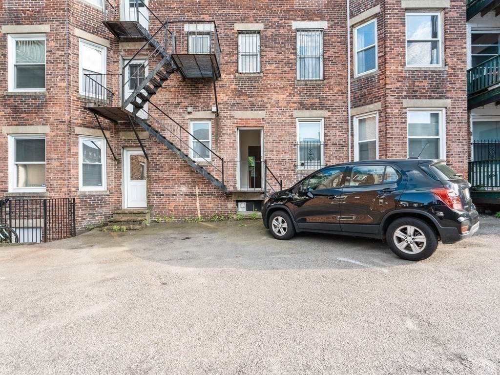 61 Thatcher Street, Unit 2 Brookline, MA 02446 - Photo 18 of 28