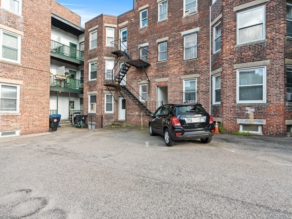 61 Thatcher Street, Unit 2 Brookline, MA 02446 - Photo 19 of 28