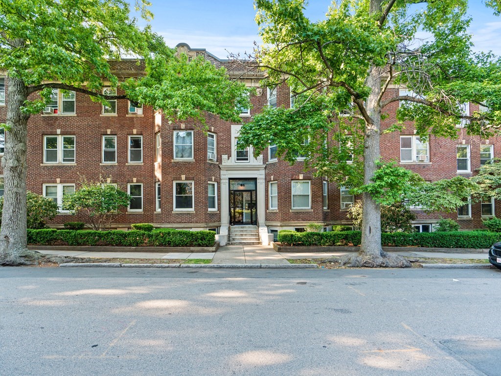 61 Thatcher Street, Unit 2 Brookline, MA 02446 - Photo 24 of 28