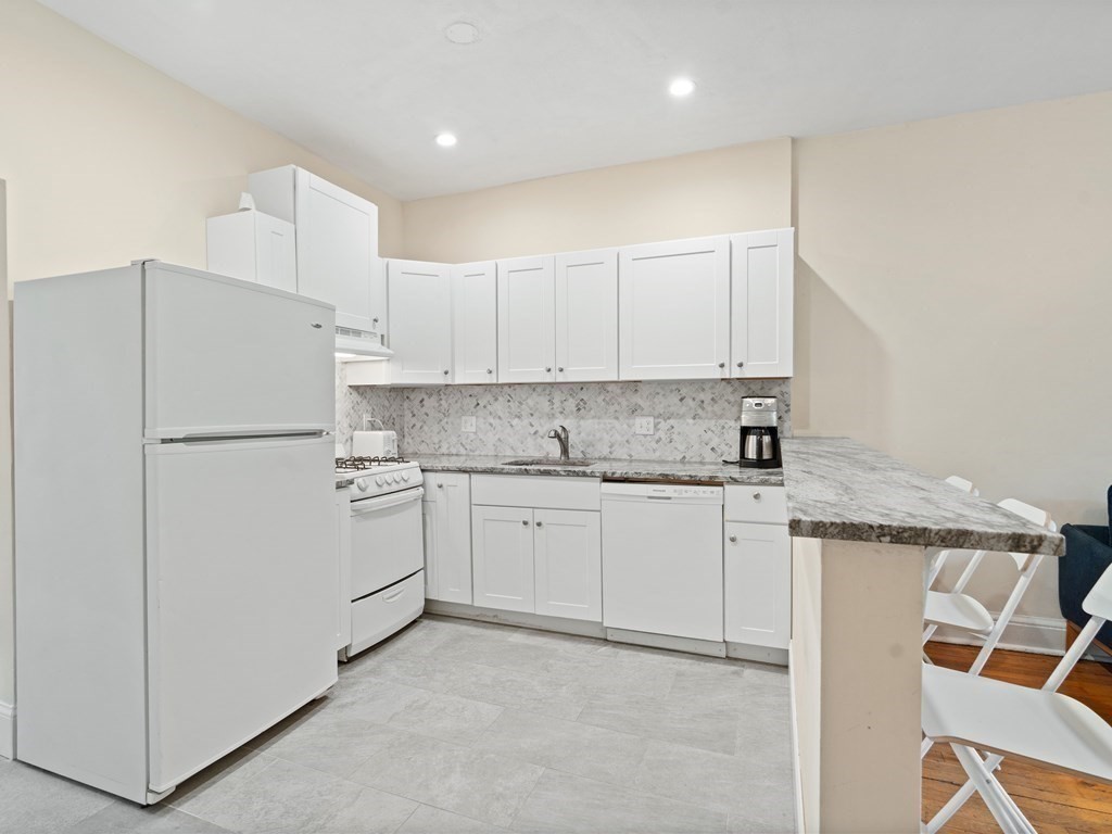 61 Thatcher Street, Unit 2 Brookline, MA 02446 - Photo 4 of 28