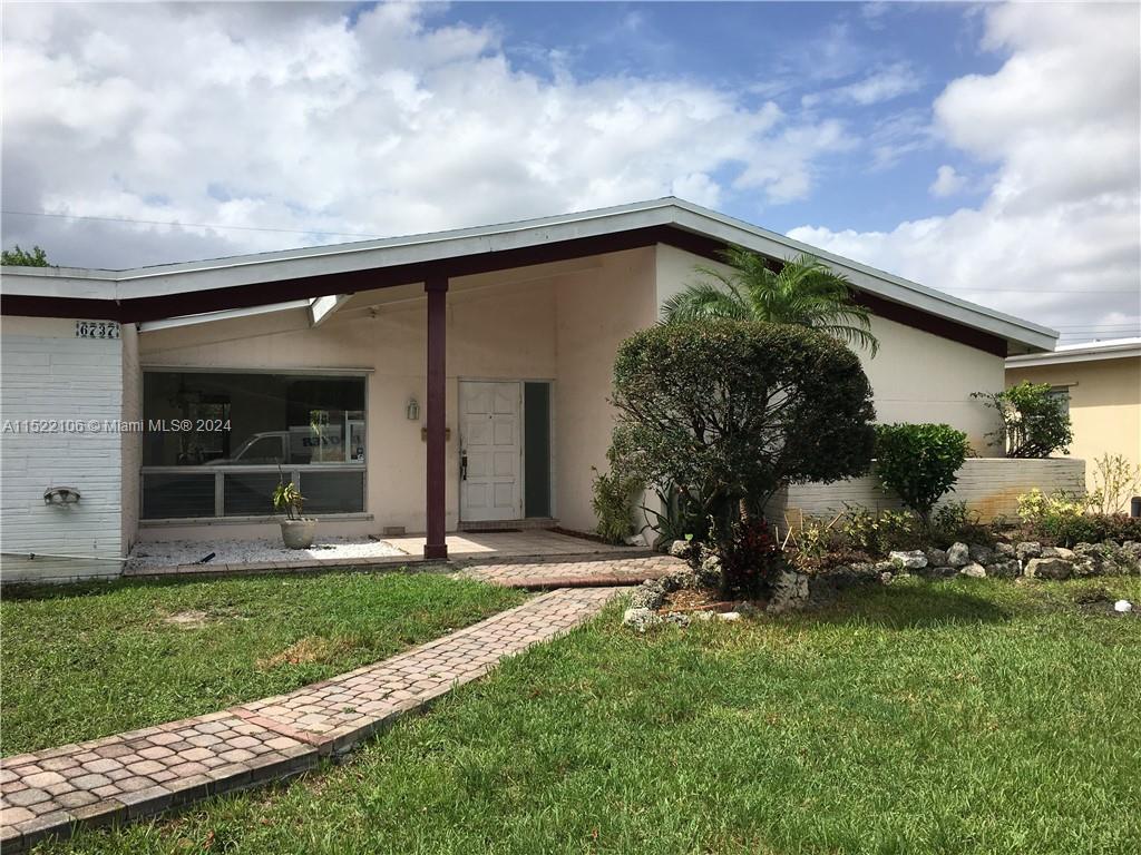 6737 Azalea Drive Miramar, FL 33023 - Photo 2 of 18 a backyard of a house with lots of green space