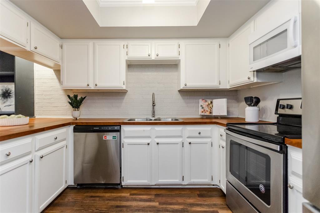 2706 Meadowstone Court Carrollton, TX 75006 - Photo 3 of 32