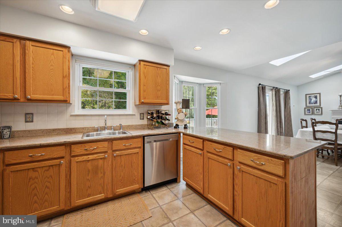 134 Cornflower Road Hamilton, NJ 08620 - Photo 15 of 74 Large kitchen