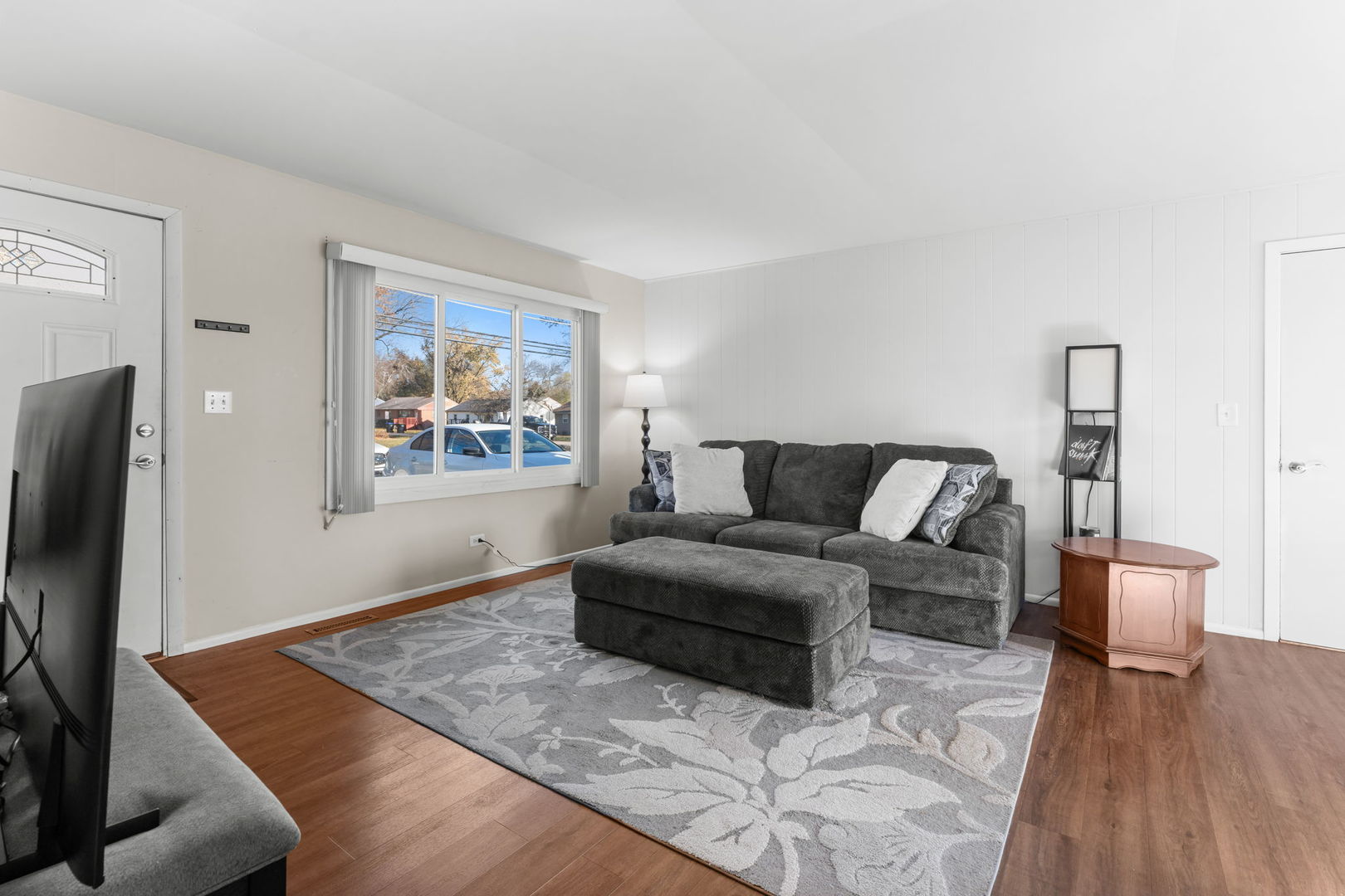 5011-3 Three Oaks Road Crystal Lake, IL 60014 - Photo 3 of 16 a living room with furniture and a flat screen tv