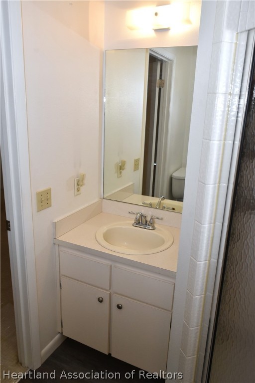 113 Longview Road Sebring, FL 33870 - Photo 16 of 31 a bathroom with a sink toilet and mirror