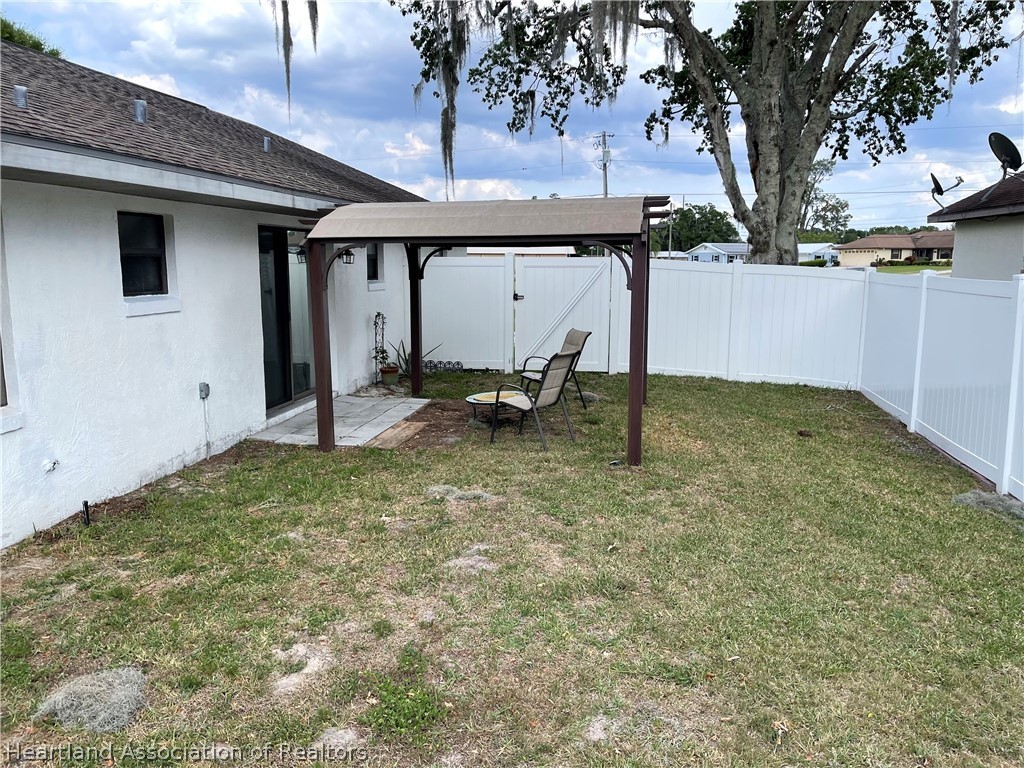 113 Longview Road Sebring, FL 33870 - Photo 26 of 31 a backyard of a house with table and chairs