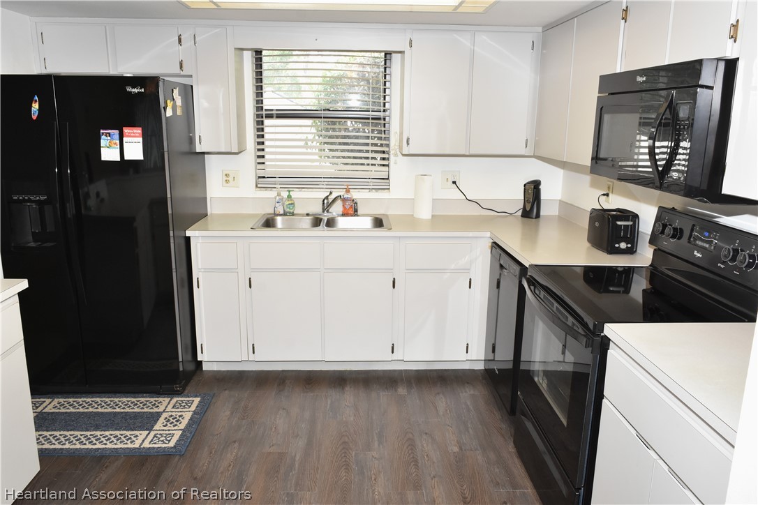 113 Longview Road Sebring, FL 33870 - Photo 6 of 31 a kitchen with a sink stove and cabinets
