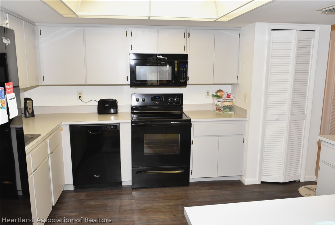 113 Longview Road Sebring, FL 33870 - Photo 7 of 31 a kitchen with cabinets and steel stainless steel appliances