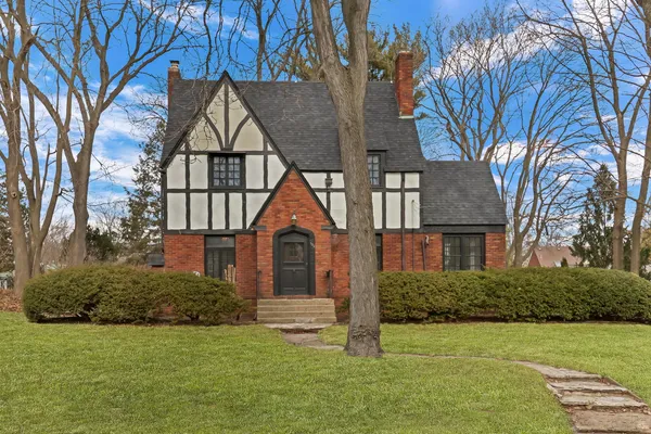 $429,900 | 526 West Jackson Street, Woodstock, IL 60098