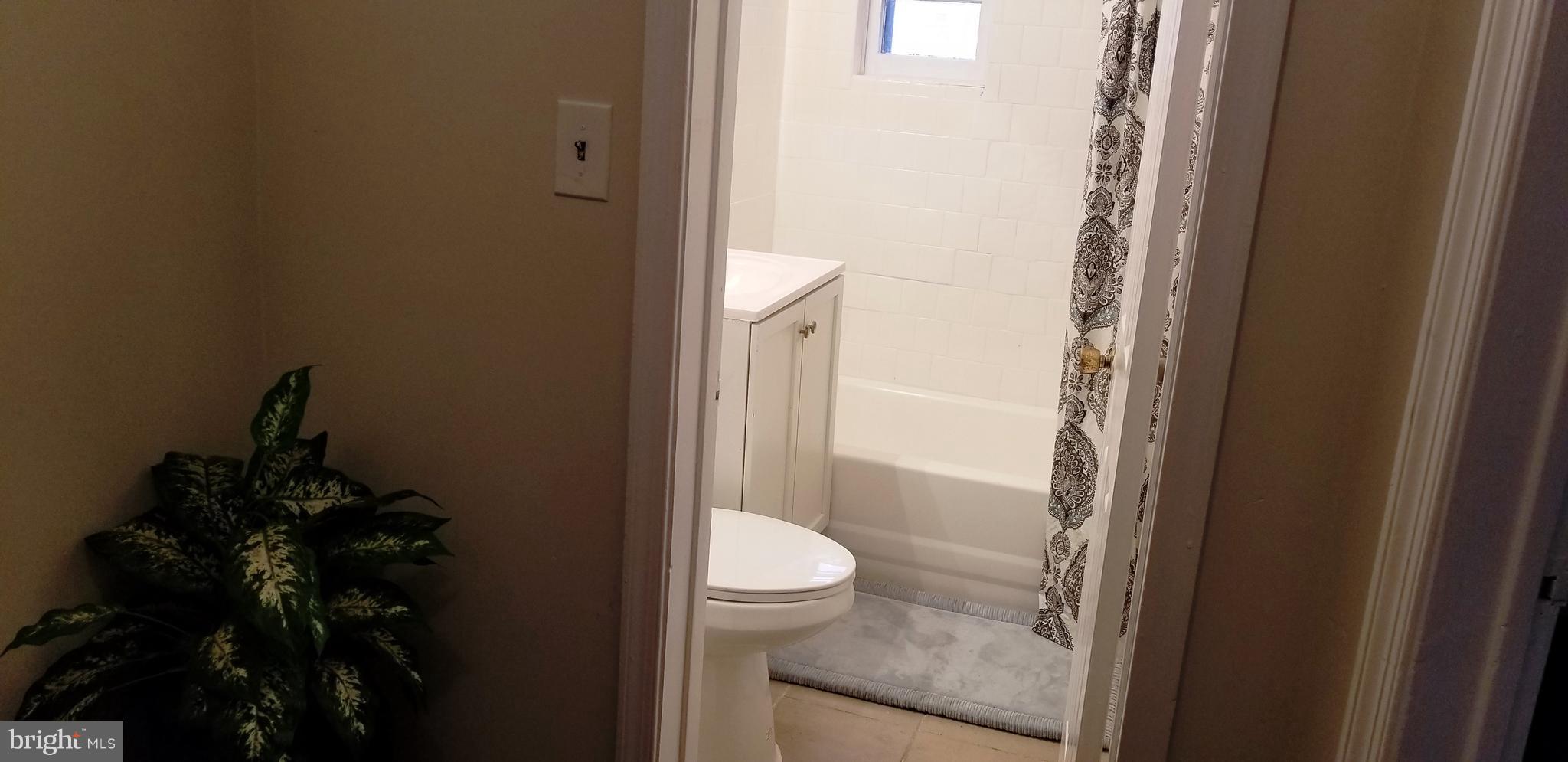 2008 37th Street Southeast, Unit B Washington, DC 20020 - Photo 15 of 17 Shower/Tub