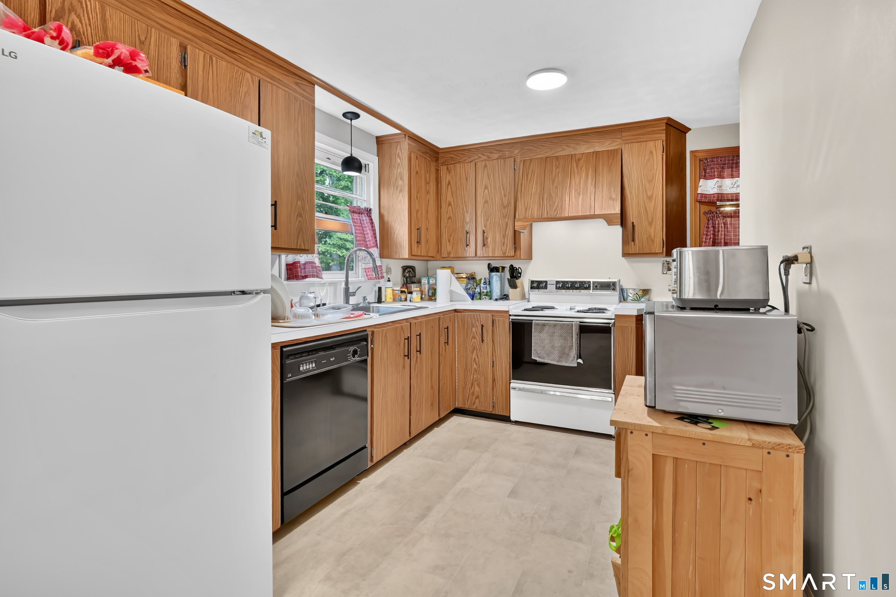 15 Bright Street Enfield, CT 06082 - Photo 6 of 31