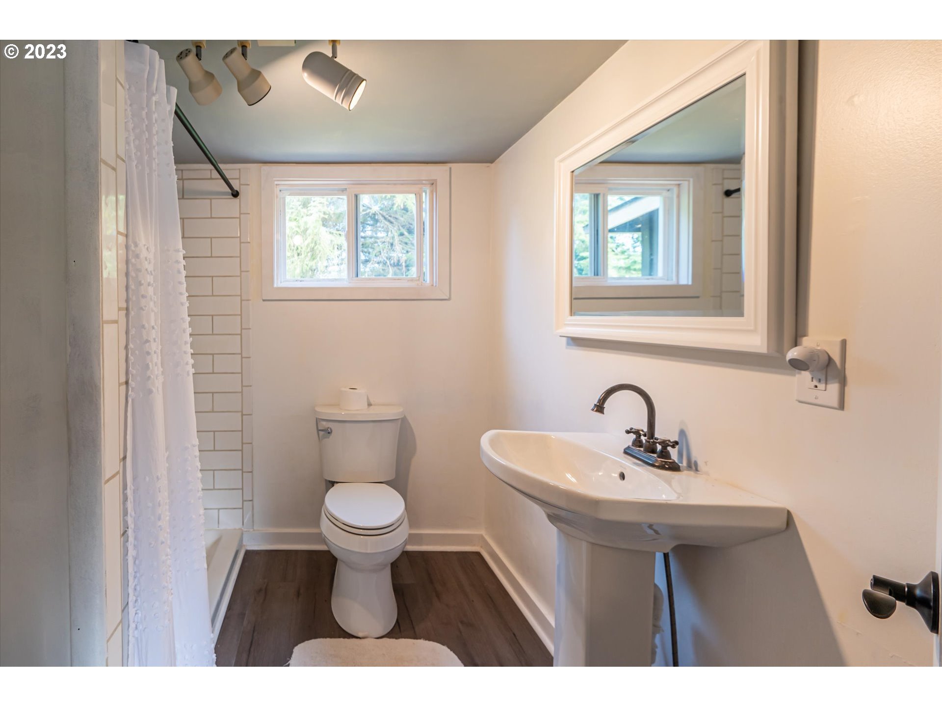 55370 Bates Road Bandon, OR 97411 - Photo 32 of 45 Bathroom