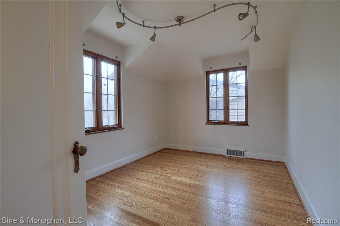 524 Barrington Road Grosse Pointe, MI 48230 - Photo 19 of 57 21-3rd Bedroom.jpg