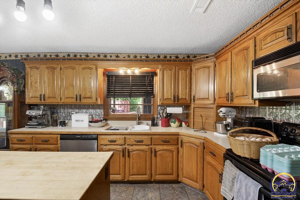 4945 Northwest Rochester Road Topeka, KS 66617 - Photo 10 of 33